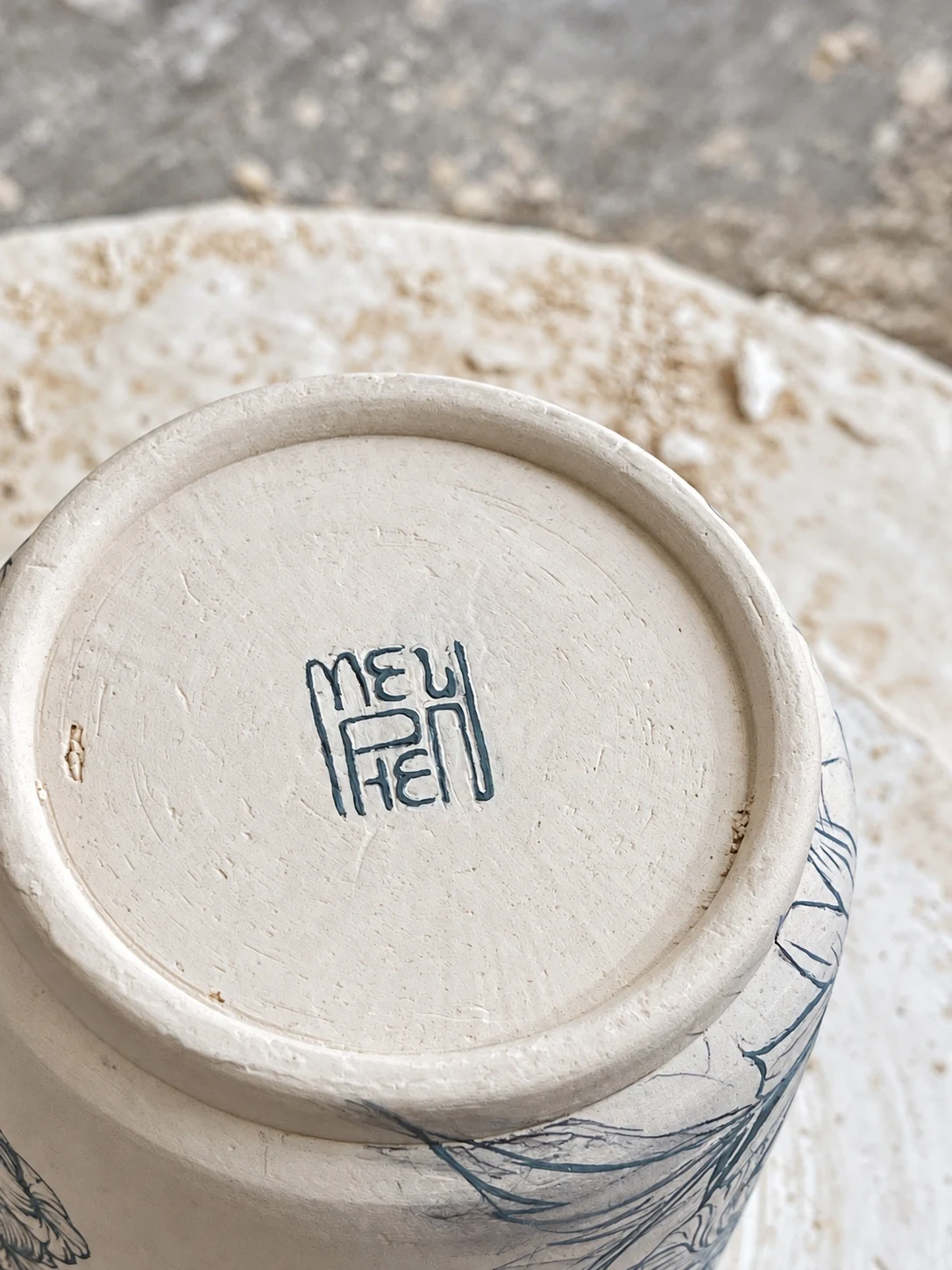 Chữ MeiPhen viết tay dưới đáy cốc